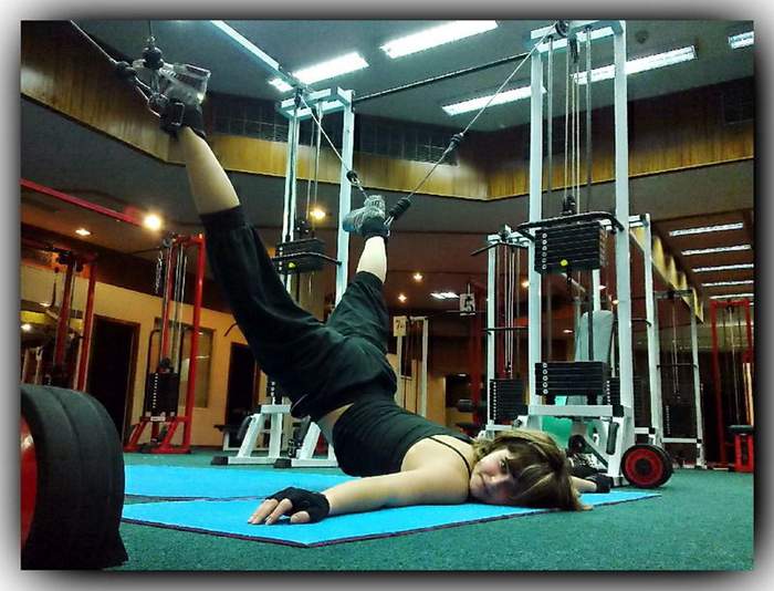 Живот плавно перетекает в грудь. Никакого силикона))))