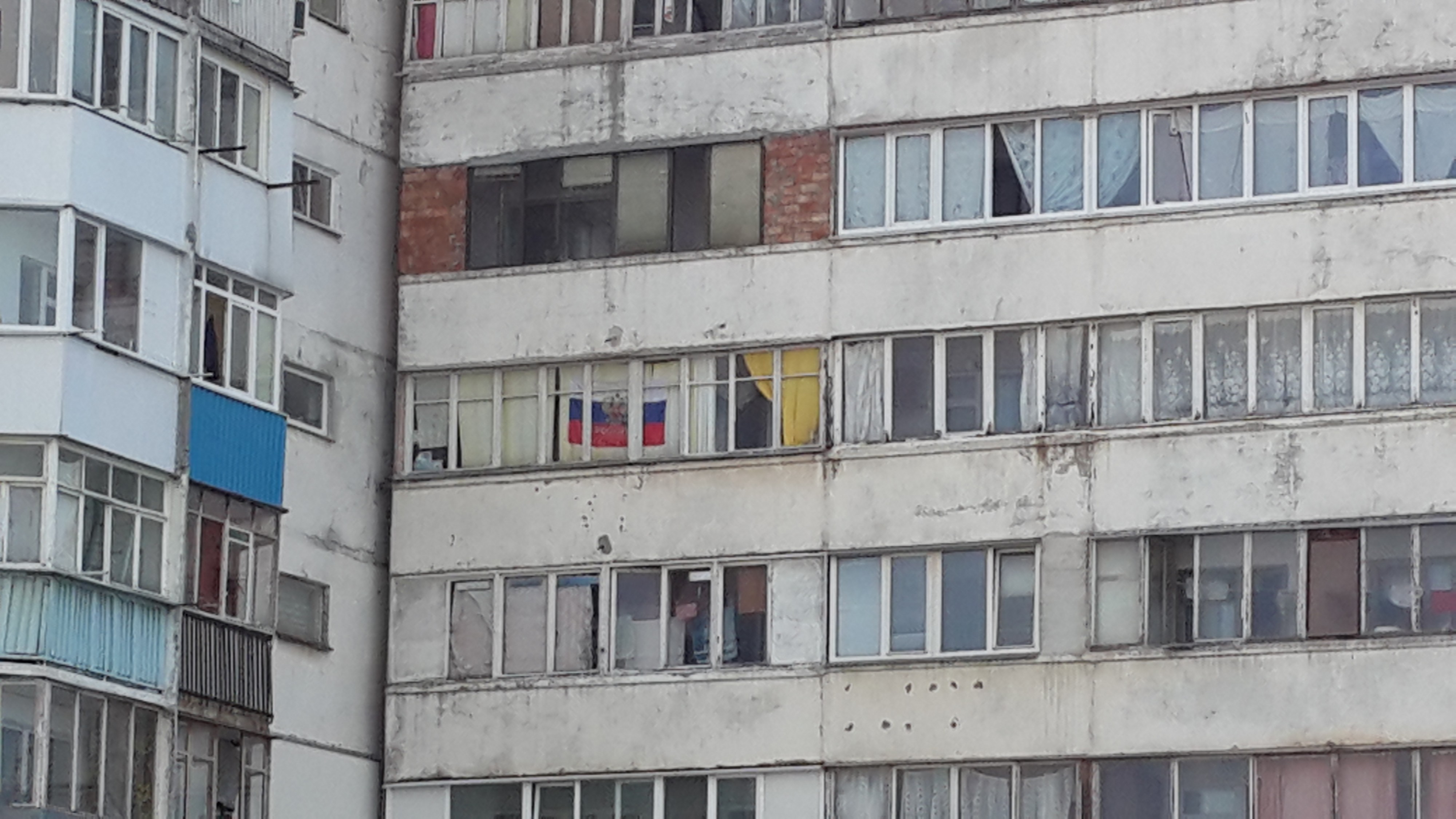 Российские флаги можно увидеть в любом месте 