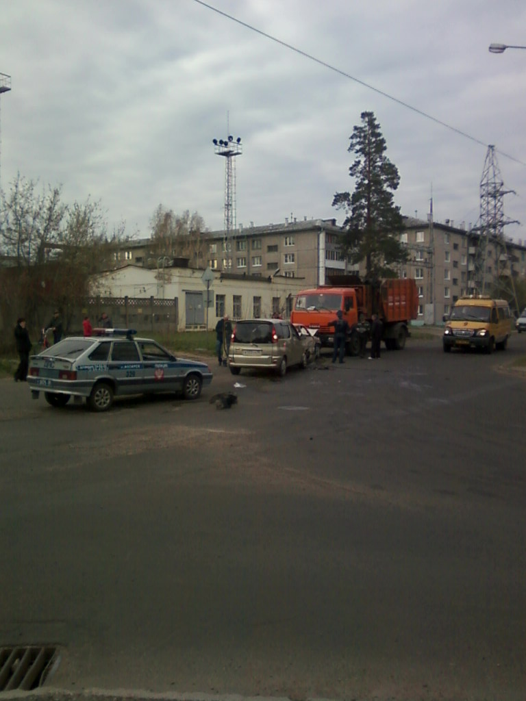 14.05.2012 г. 8.30 Авария на пересечении ул. Фестивальная/Бульварная