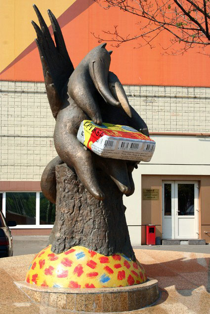 памятник плавленому сырку "Дружба"