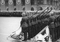 1945 год, Москва. Участники Парада Победы низвергают фашистские знамена, захваченные в боях /Фотохроника ТАСС. Автор: ФОТО ИТАР-