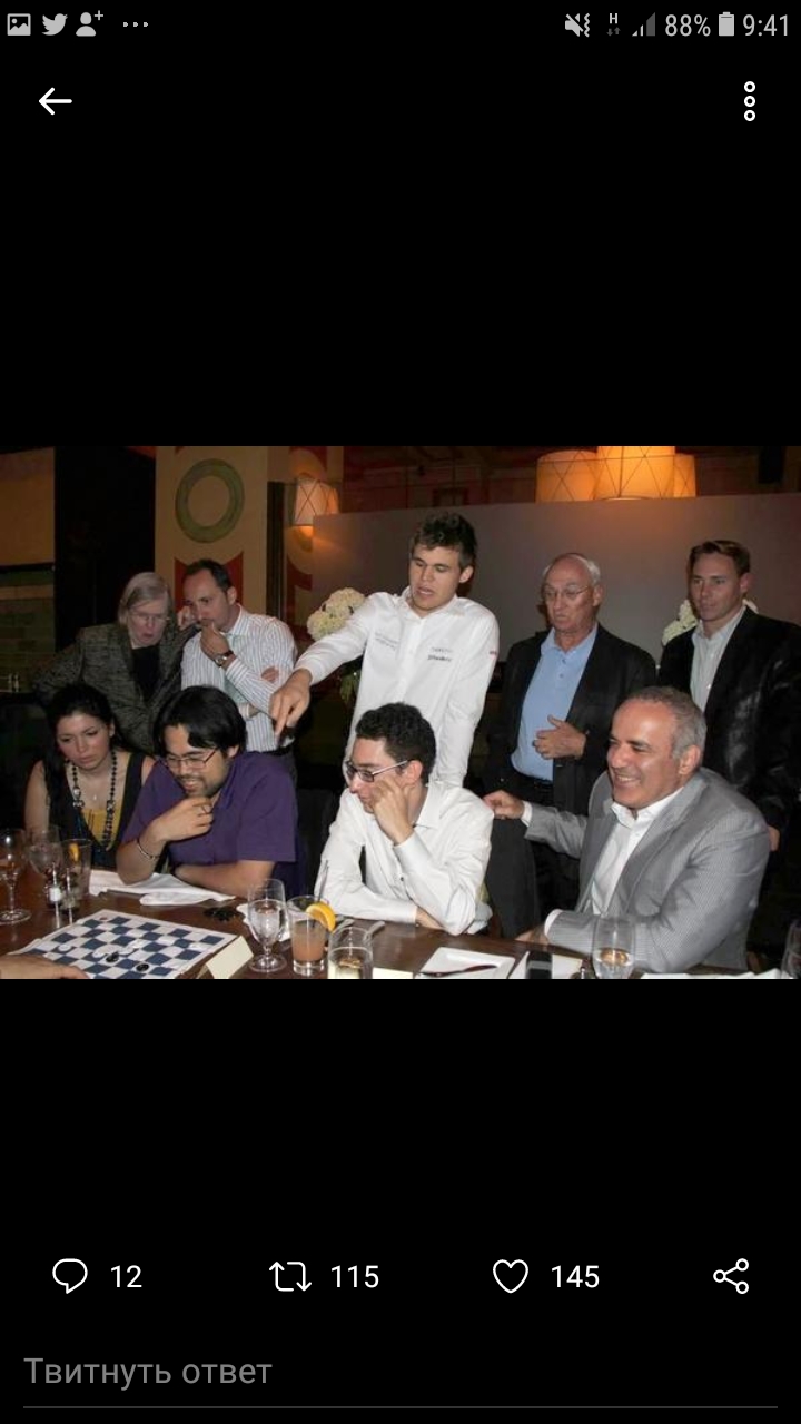 хорошее  фото. Шахматисты и шашки.