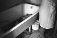 «Один в ванной», пока надевают сухие штаны на одного ребенка, другой дожидается своей очереди в ванной, Дом ребенка № 2. Новокуз