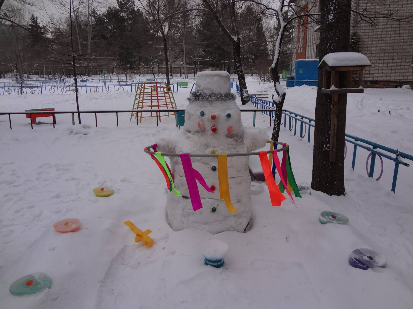 Снеговик крутит обруч