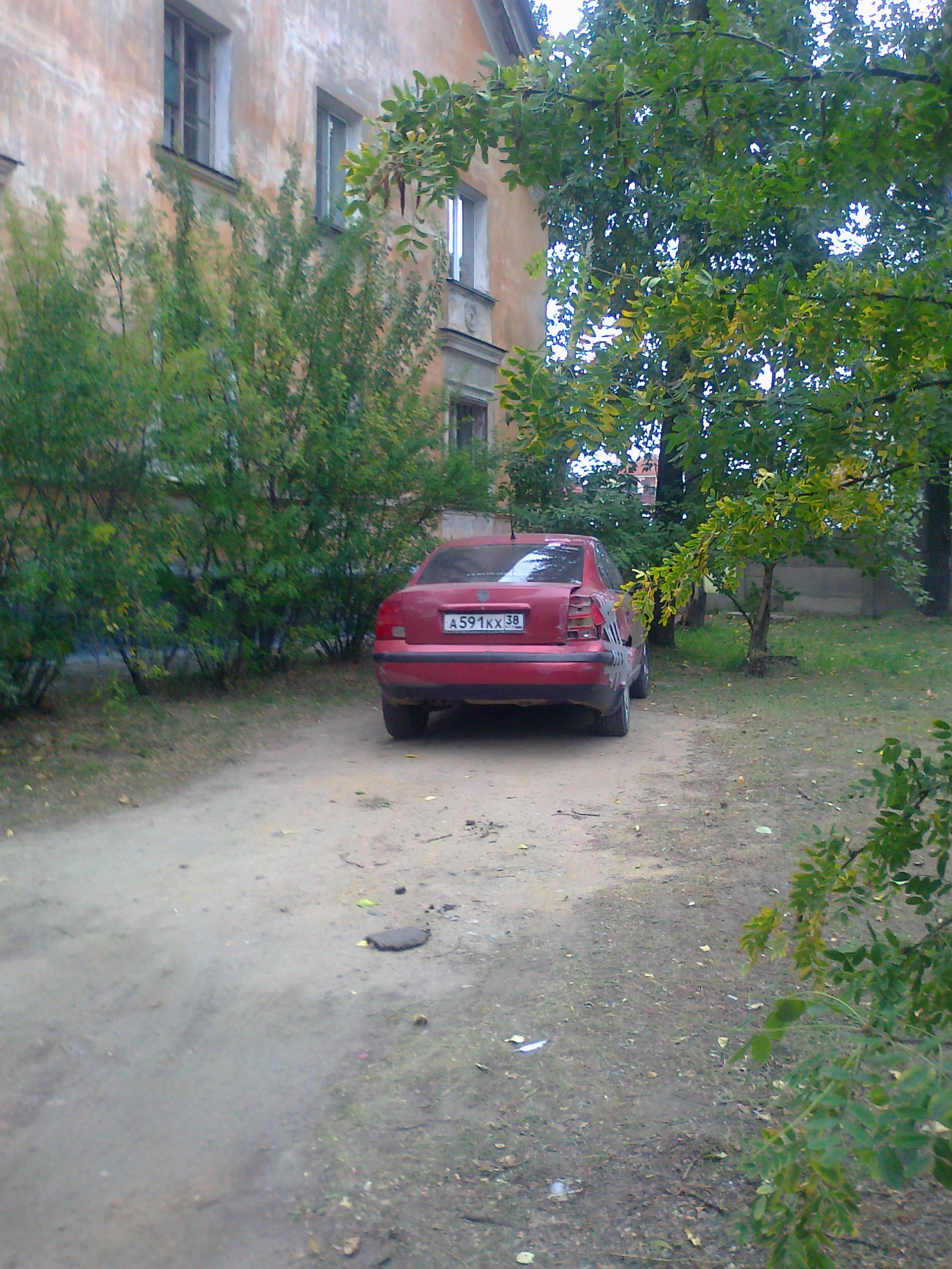 прямо под окнами