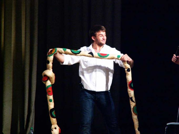 хм, чем набит удав, синтепоном?