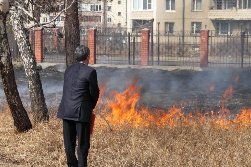 даешь струю в борьбе с пожаром!