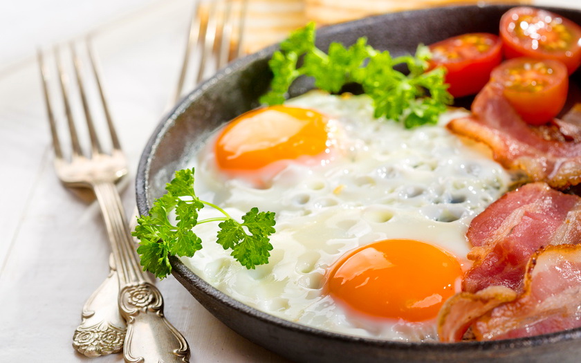 яйышница глозуния з беконом)))))