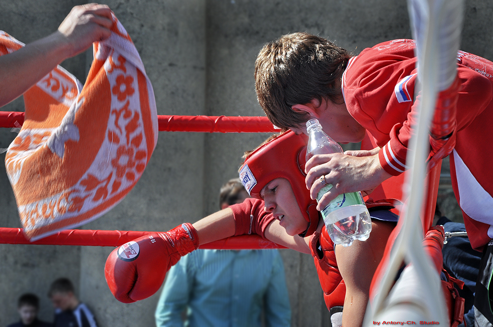 ...а потом нырок и слева по печени!