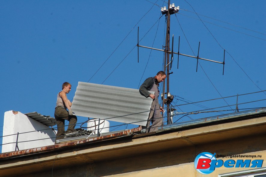 В 18 доме 82 квартала ремонт кровли идет полным ходом