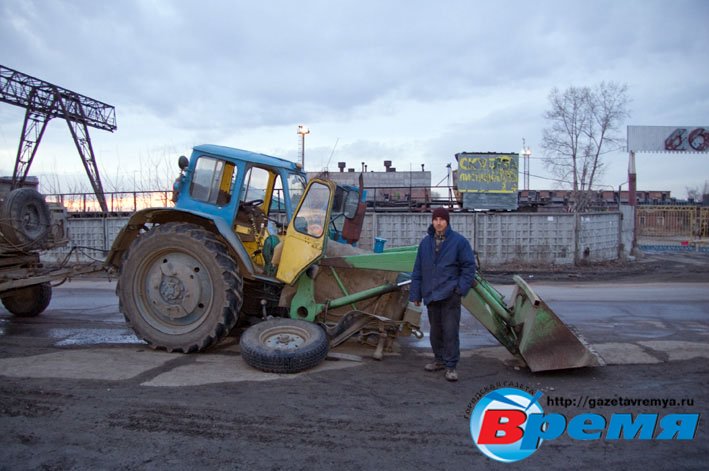  Трактор залетел в ухаб, и у него отвалились оба колеса