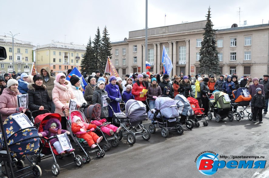 Марш колясок на площади Ленина