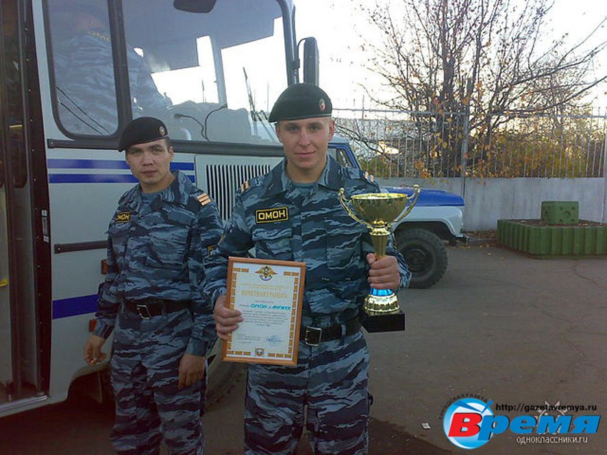 Иркутск. 2009 год. Сергей ОСТРОВЕРХОВ с наградами за победу ангарского ОМОНа в эстафете