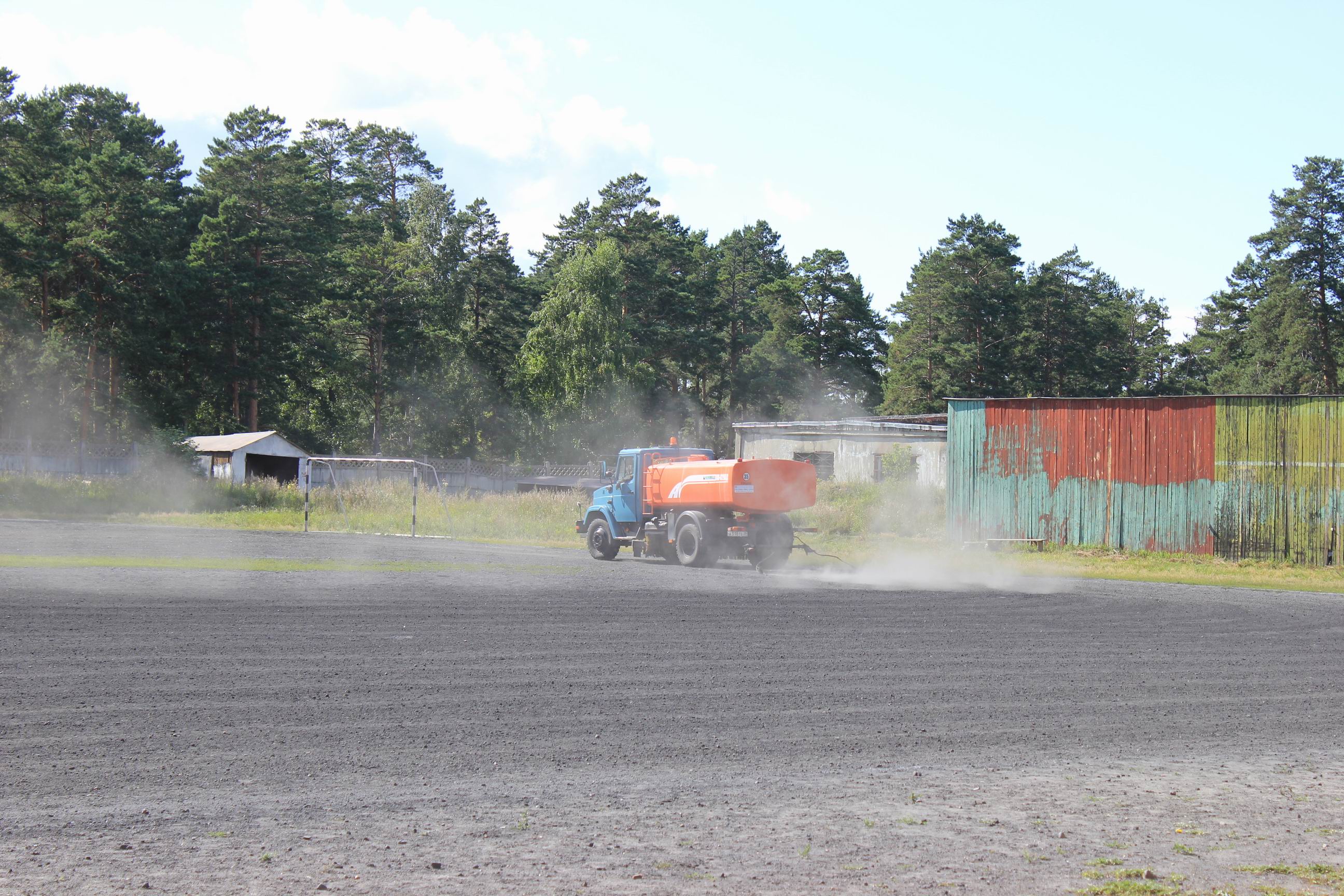 10. Футбольное поле готовят к занятиям.