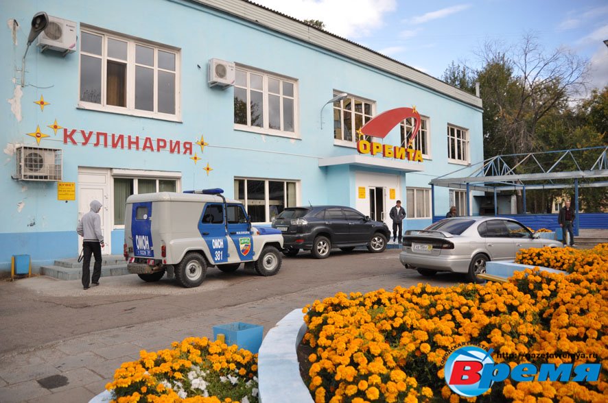 Почти одновременно ОМОН плюс штатские нагрянули в кафе «Орбита»