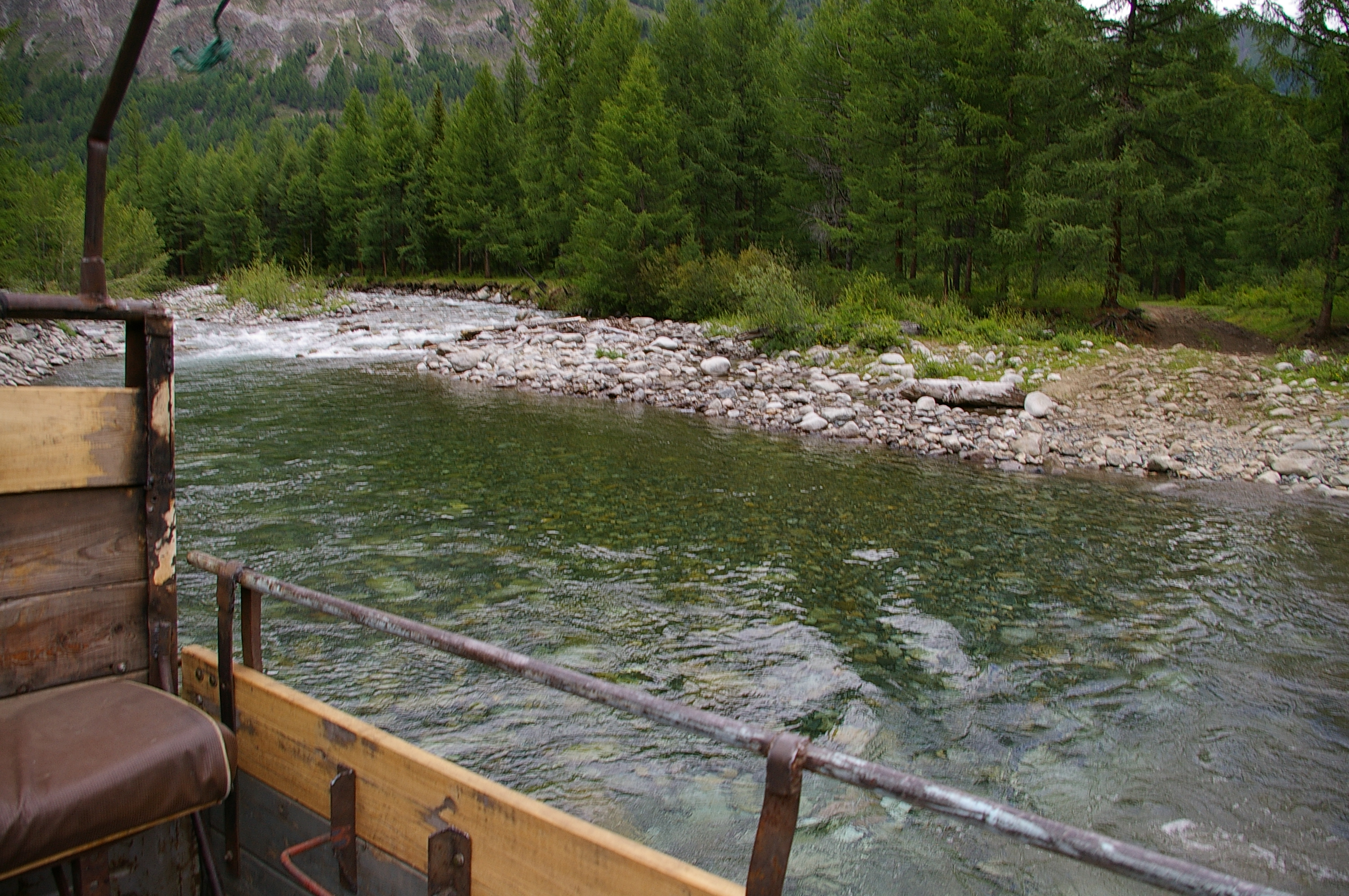 дорога уходит в речку