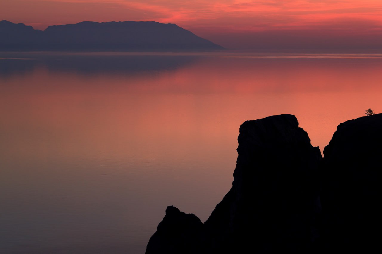  В закатном блеске пламенеет снова лето….