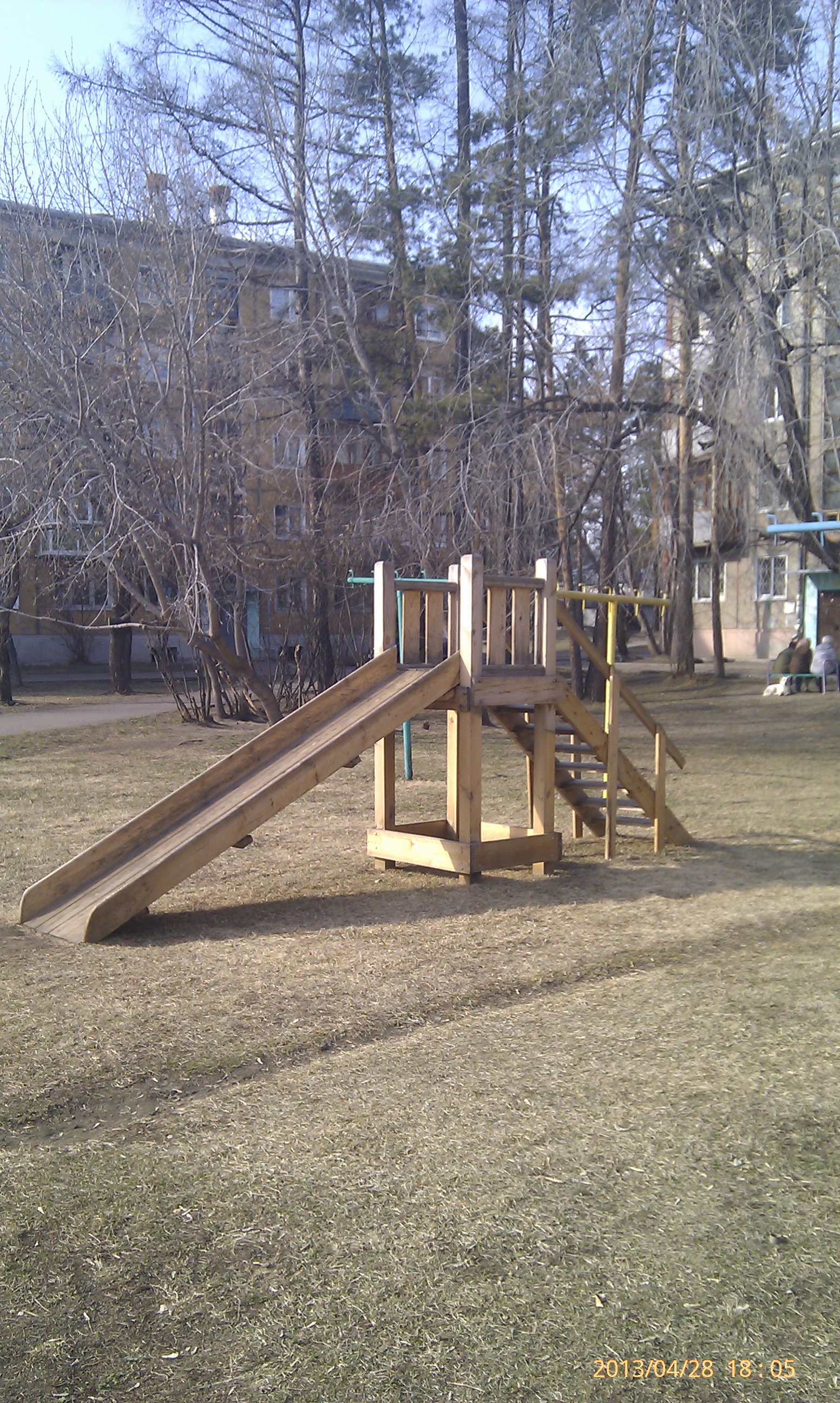 А у нас во дворе ... Новый Год до сих пор))))