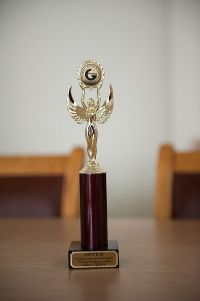 DSC 4544: золотая статуэтка финального этапа конкурса "Лучшие товары и услуги Евразии ГЕММА-2012"