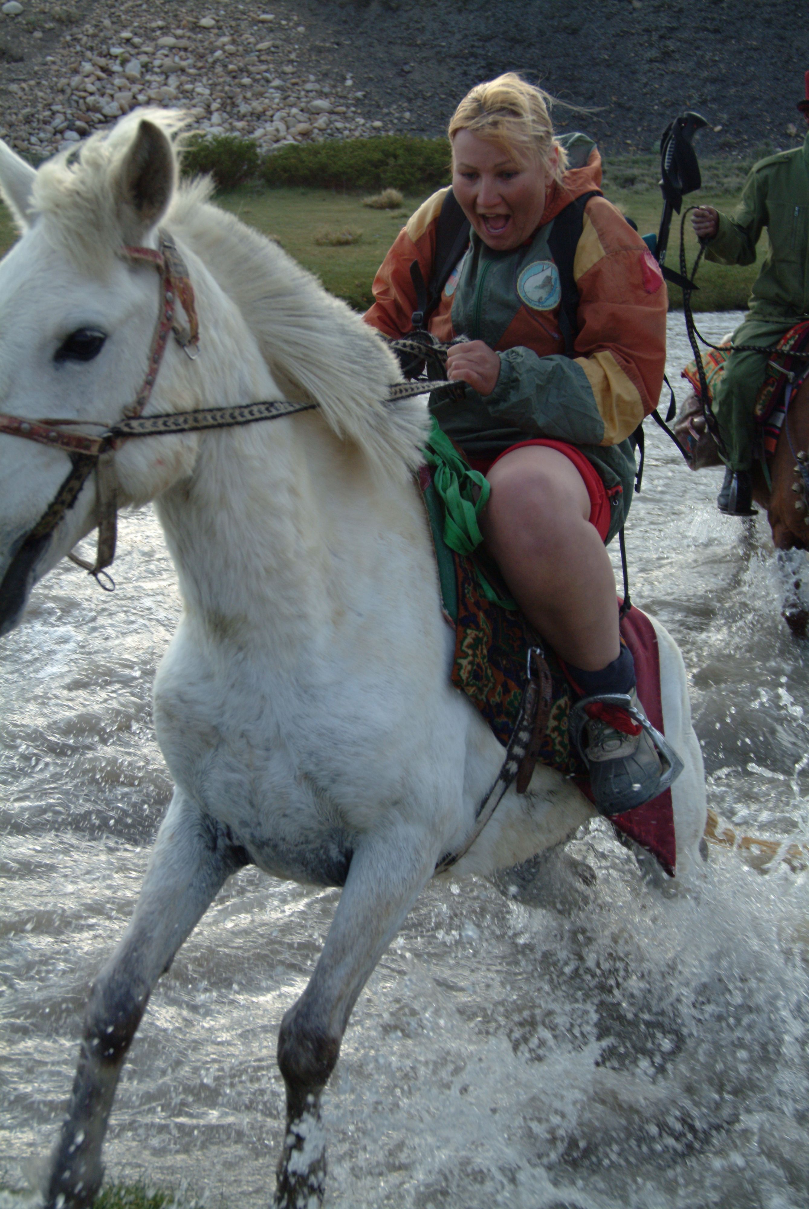 вперые в жизни на коне - и сразу через реку