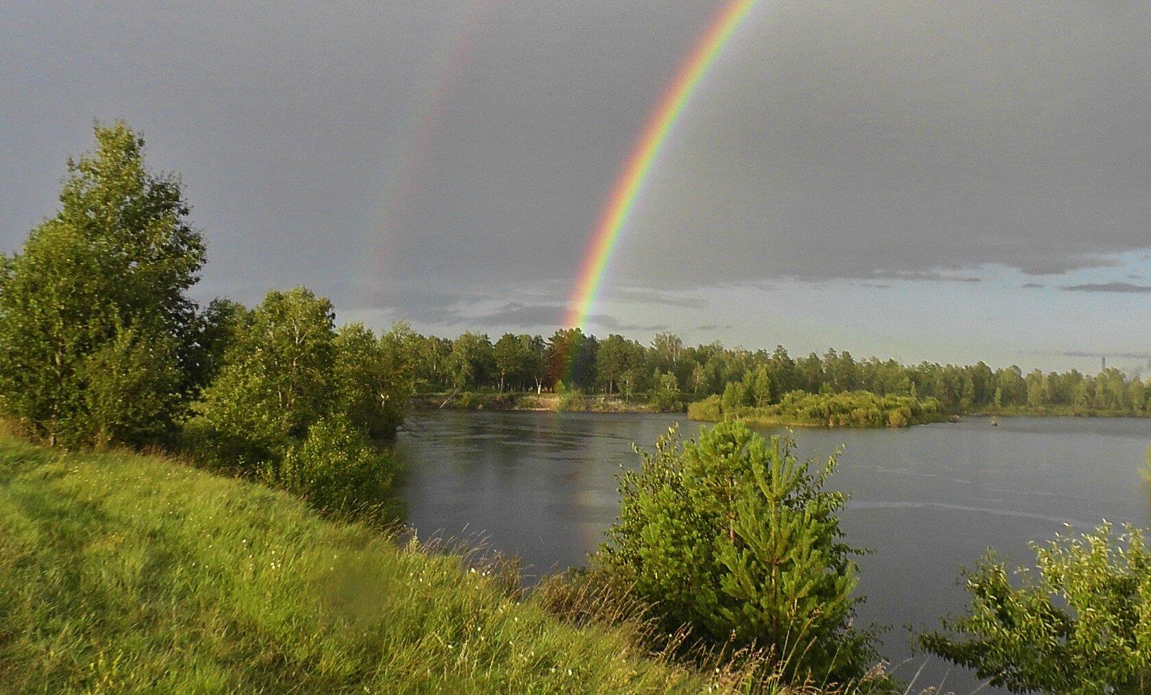 По ирландской легенде, у конца радуги лепреконы хранят горшочек с золотом. 