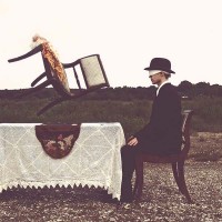 В меня бросают горящим стулом