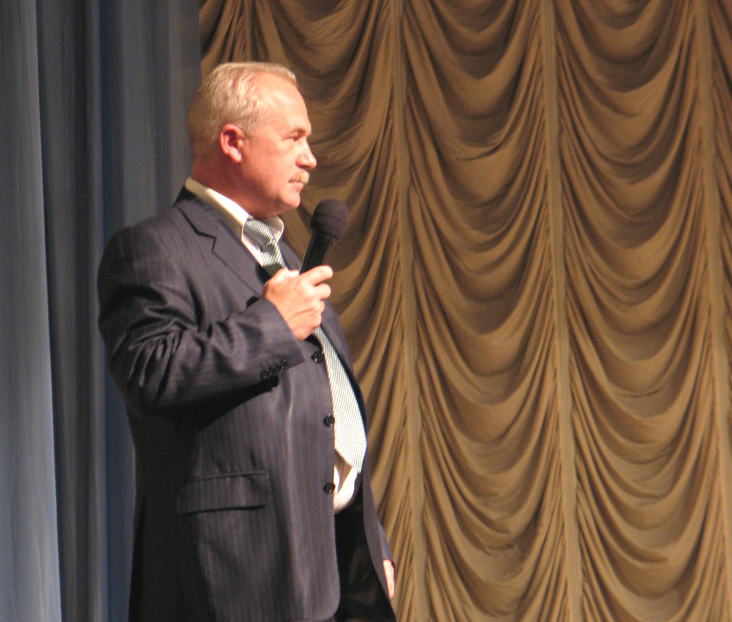 Владимир Жуков неожиданно поднялся на сцену и раскритиковал всё происходящее