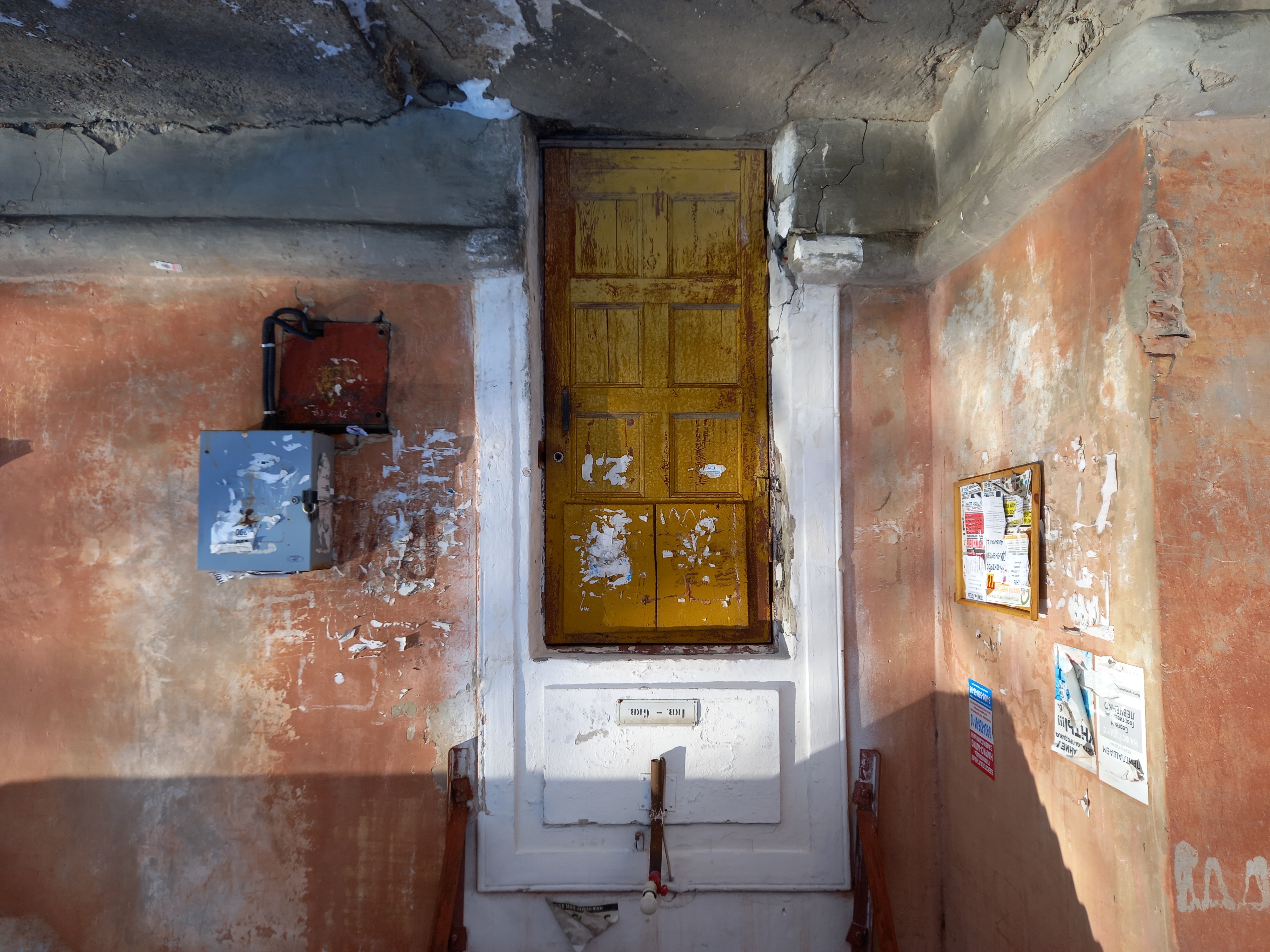 Где сейчас еще можно найти такую дверь в подъезд?