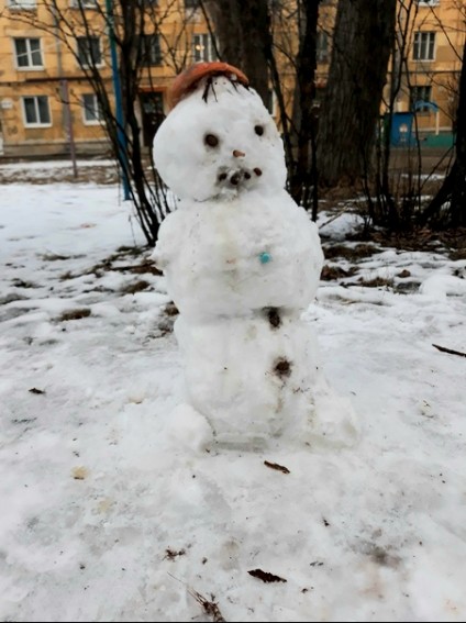 какая весна такие и снеговики)))))) какая весна такие и снеговики))))))
