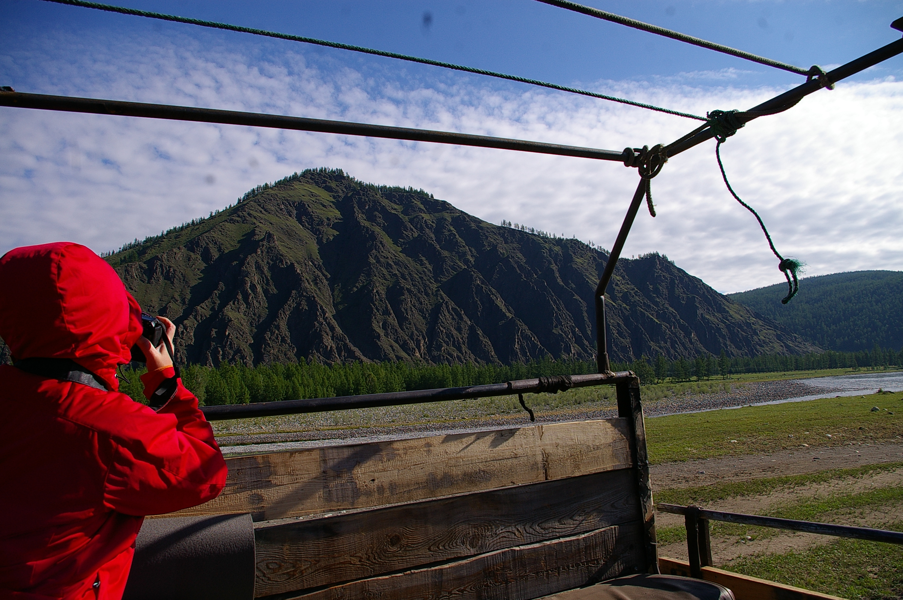 а мимо горки пролетают