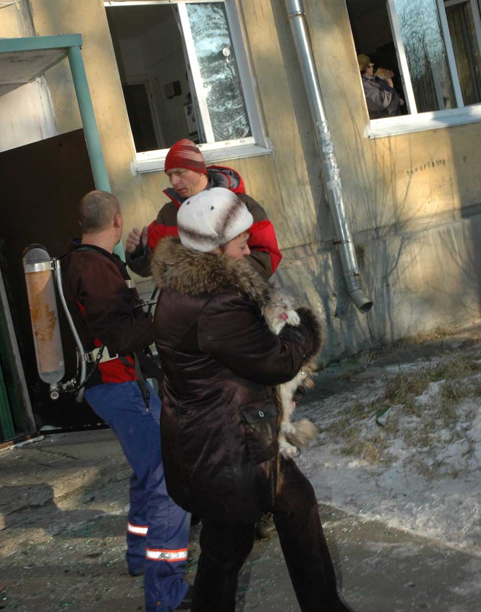 Рискуя жизнью, спасатели эвакуировали не только людей, но и домашних животных