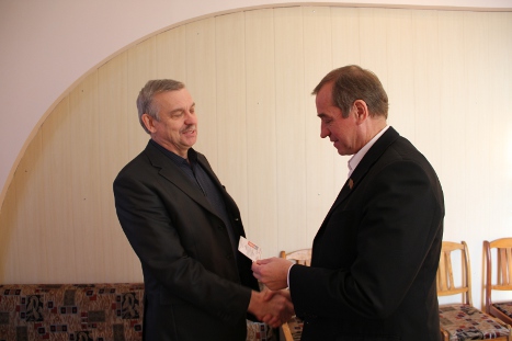 Момент вручения удостоверения