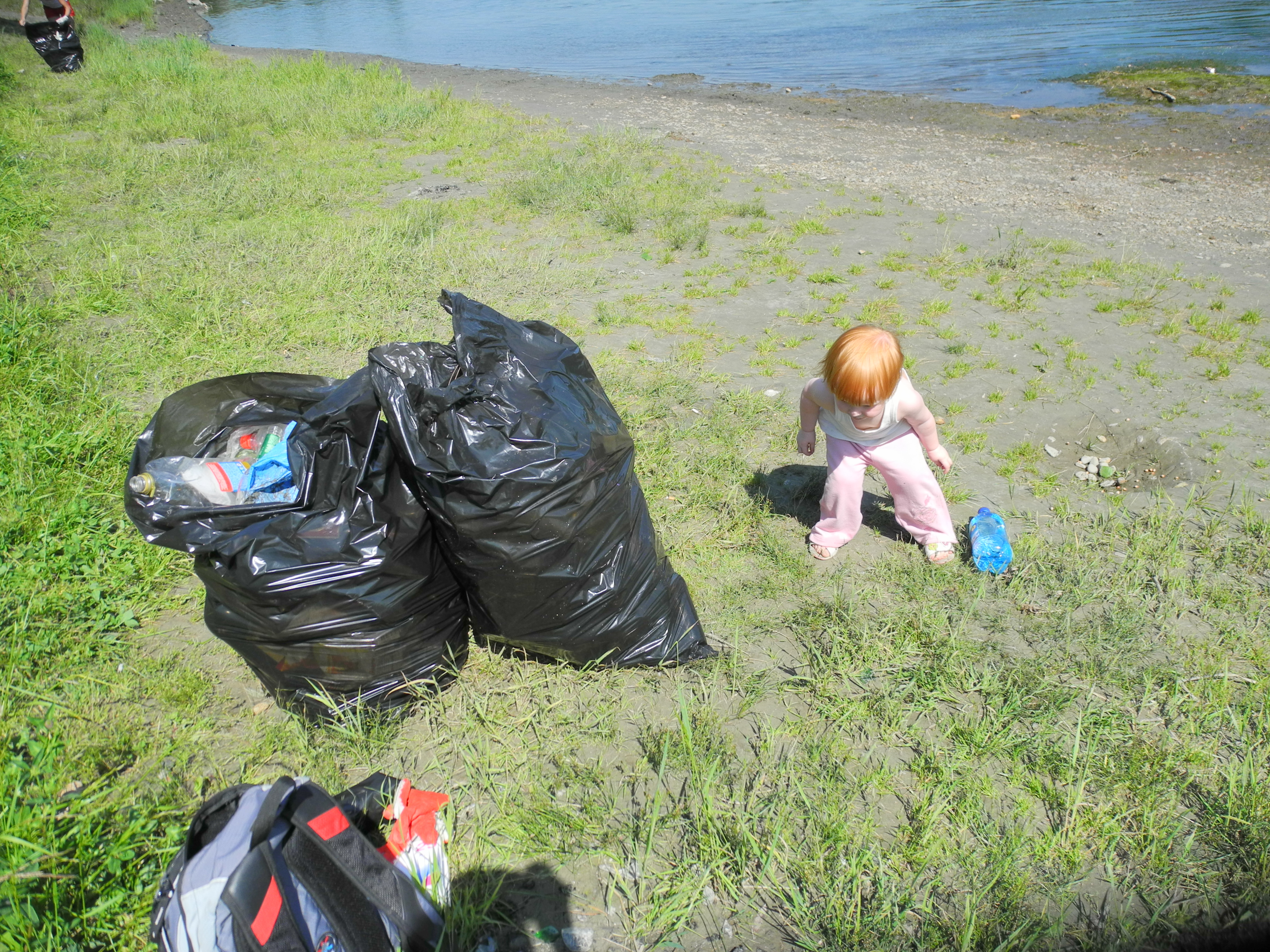 Самый маленький участник, с нами убирается уже второй раз