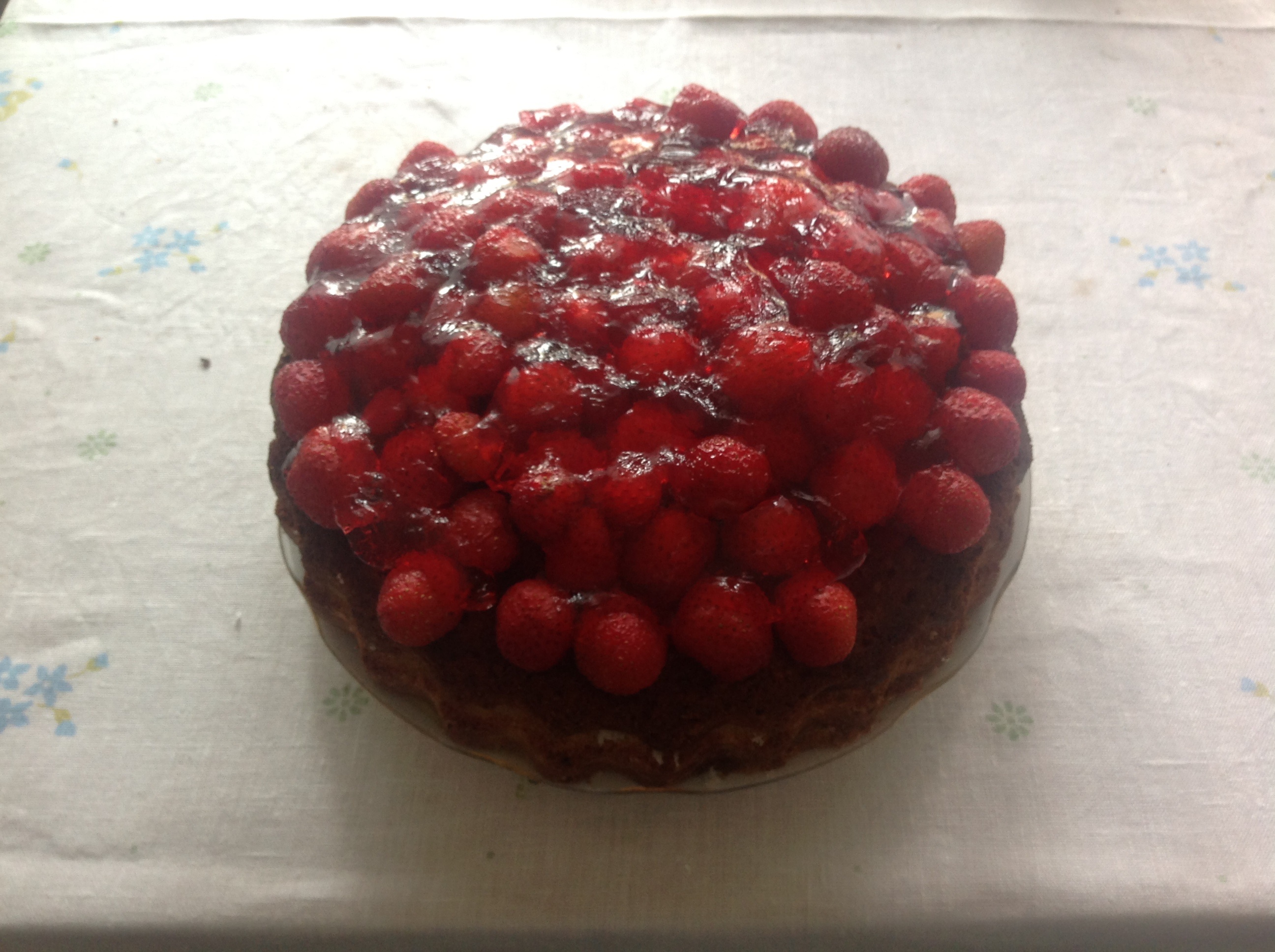 Клубничный тортик приготовленный умелыми руками любящей супруги