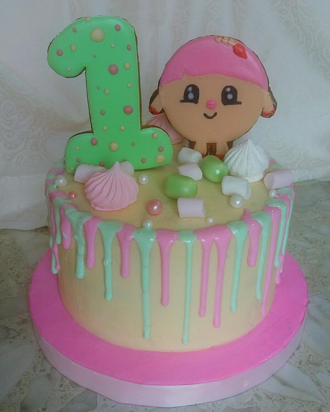 Торт с пряничными топперами