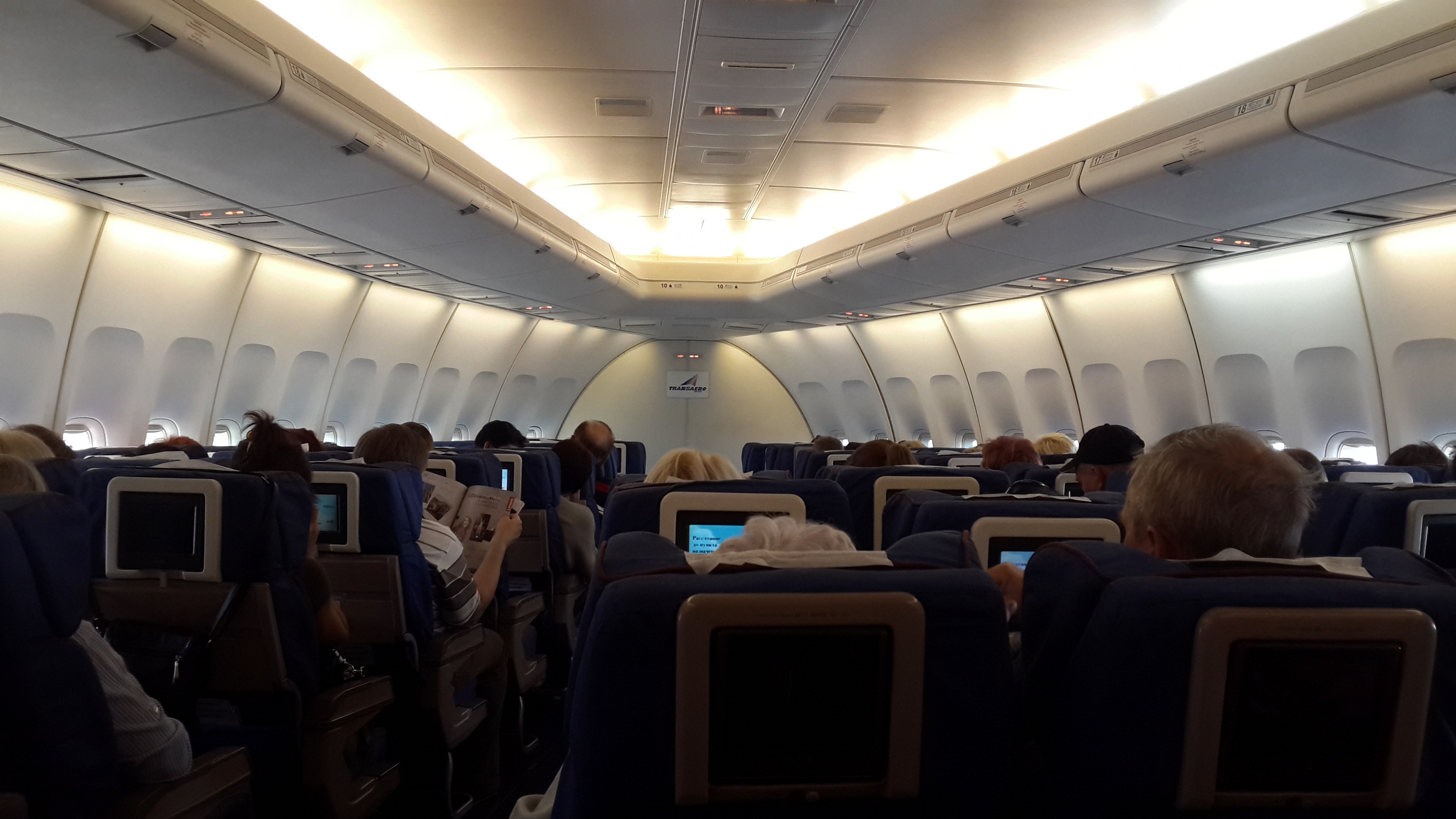 в носу самолета все пассажиры знают друг  друга