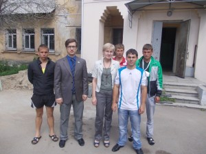 А.Садовская, руководитель БФ "Семьи-Детям", депутат Думы АМО В.Иванец и воспитанники фонда  у здания Центра адресной поддержки на ул.Сибирской