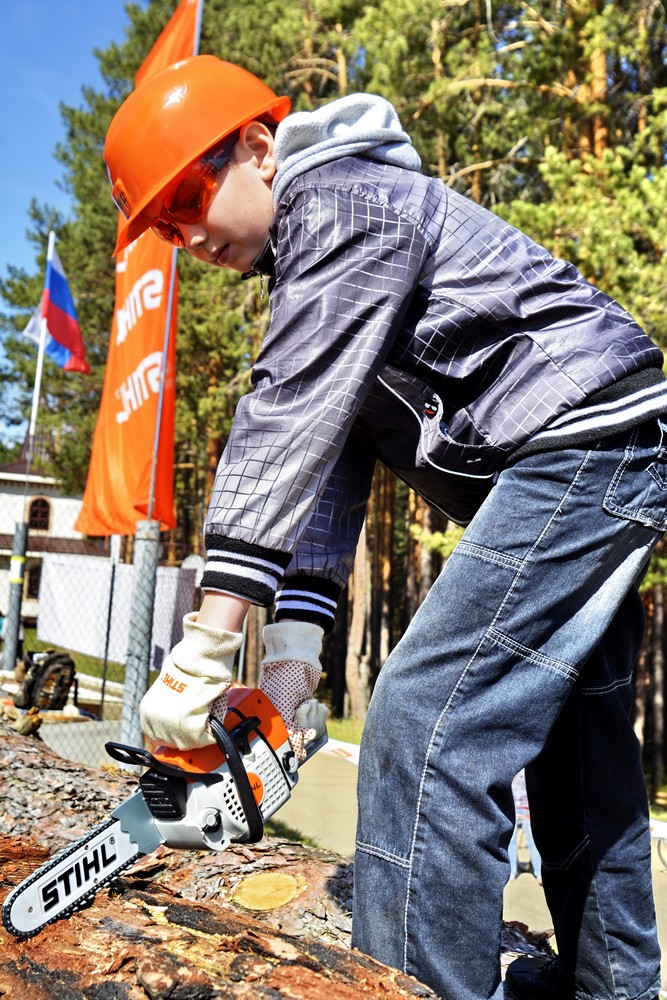 Хотелось бы настоящую пилу, но пока не дают