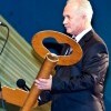 Следственный комитет вручает В, Жукову символический ключ от персональной камеры в СИЗО