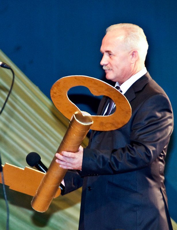 Следственный комитет вручает В, Жукову символический ключ от персональной камеры в СИЗО