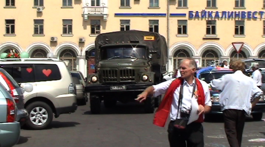 полковник Сергей Бренюк вводит войска в город Ангарск. Пока - тягач с полевой кухней...