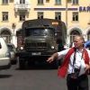 полковник Сергей Бренюк вводит войска в город Ангарск. Пока - тягач с полевой кухней...