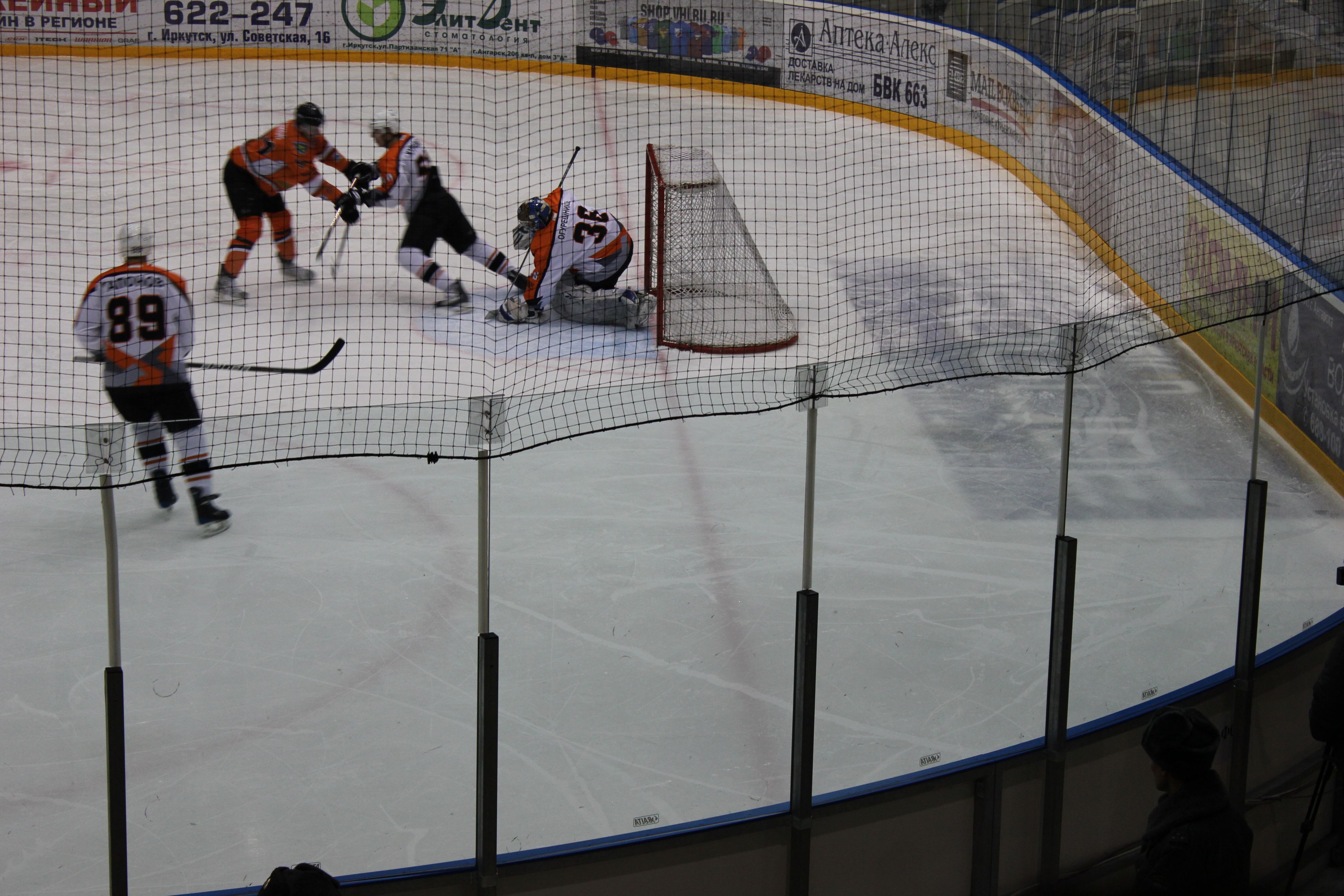 дружественный обмен клюшками)))