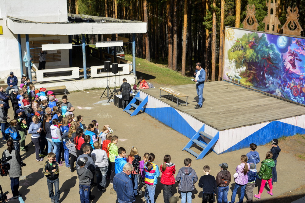  Гостей фестиваля приветствует директор ДОЛ "Лукоморье" Александр Смокотин