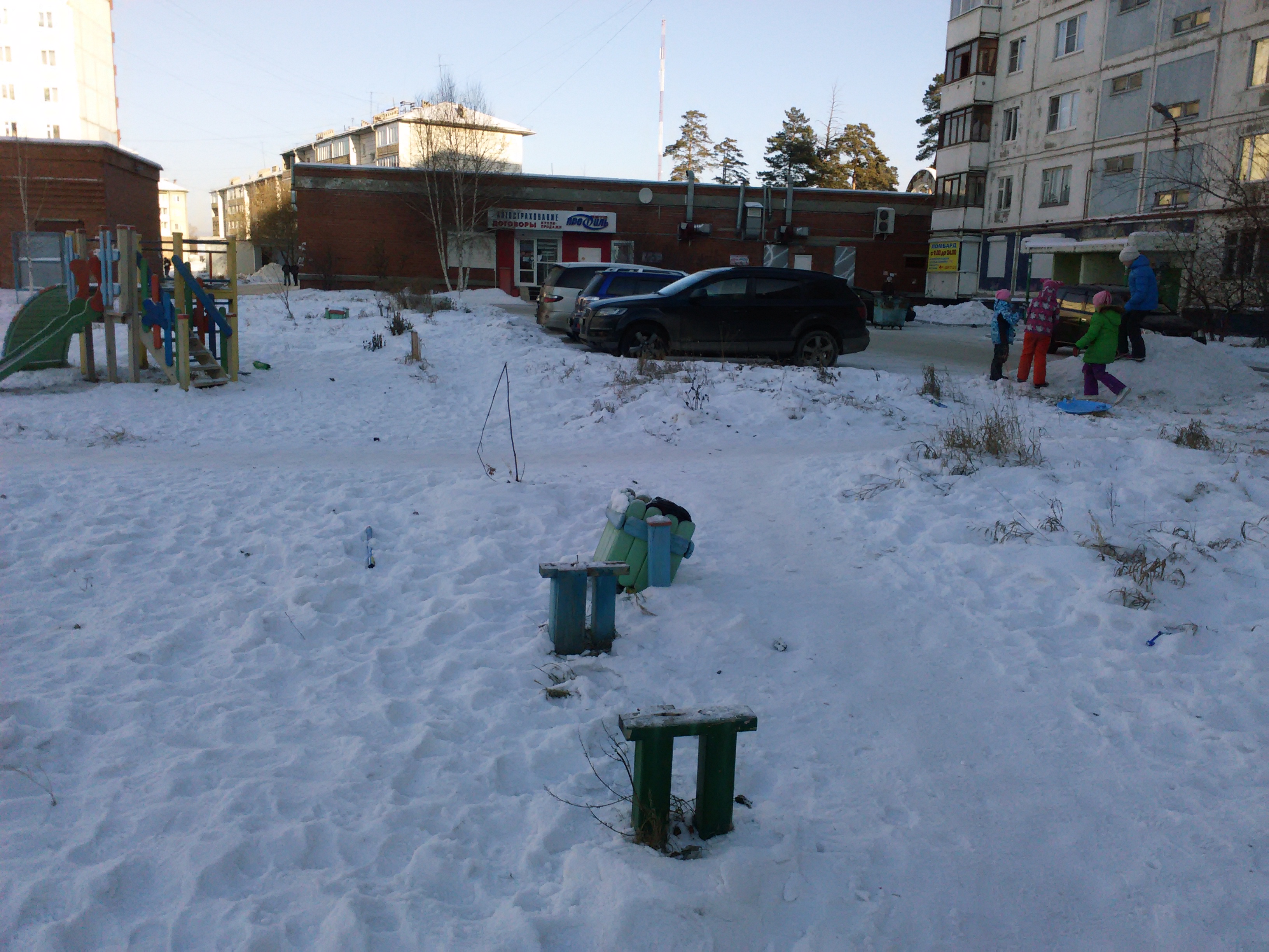 Лавочка возле ангарского паба "Harats"
