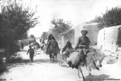 перед зачисткой, старейшина выводит мирное население из кишлака
