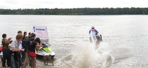 И поплыл второй раз под овации публики