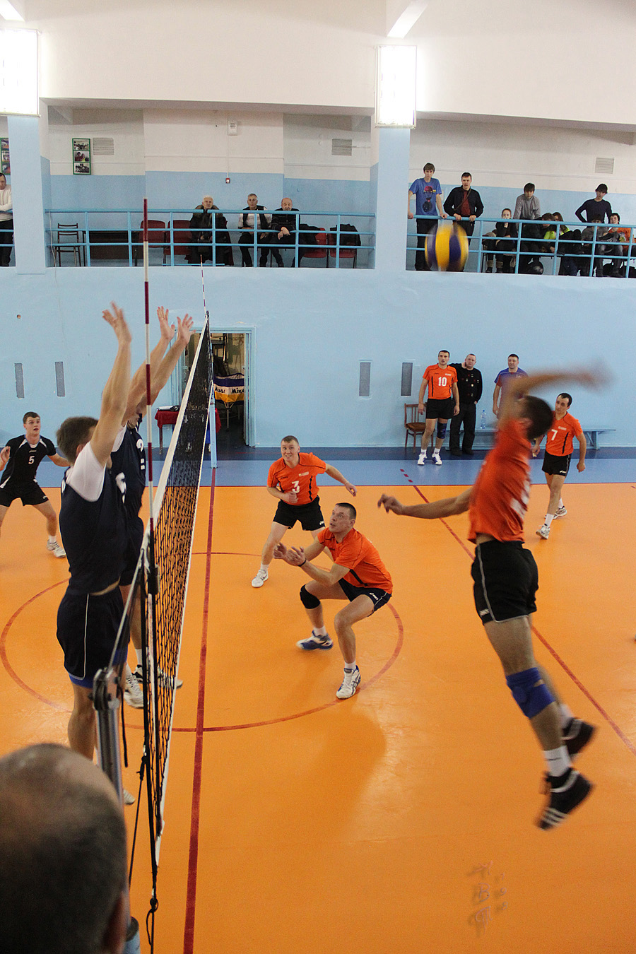 Момент финальной игры  мужского Турнира Памяти Виталия Апельройта - команды  Ангара и АЭМЗ