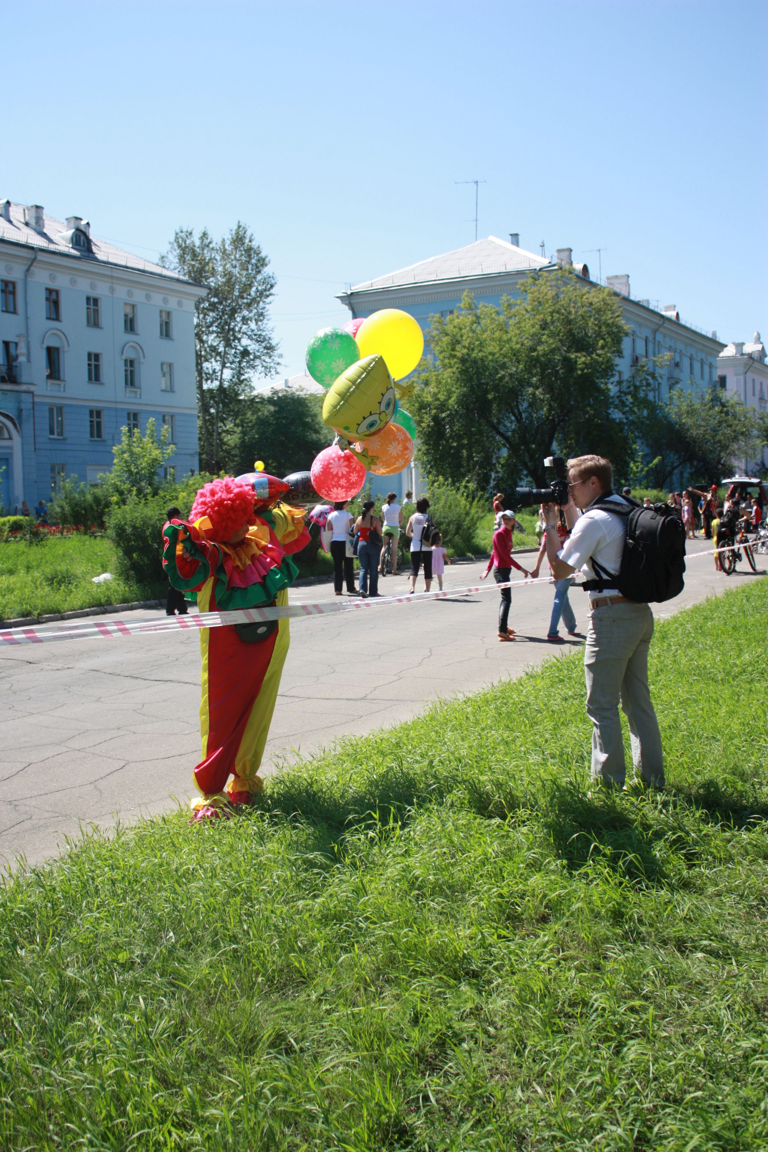 Клоун позирует