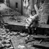 Девочка с куклой на руинах своего дома после бомбардировки Лондона в 1940 году. Девочка с куклой на руинах своего дома после бомбардировки Лондона в 1940 году.